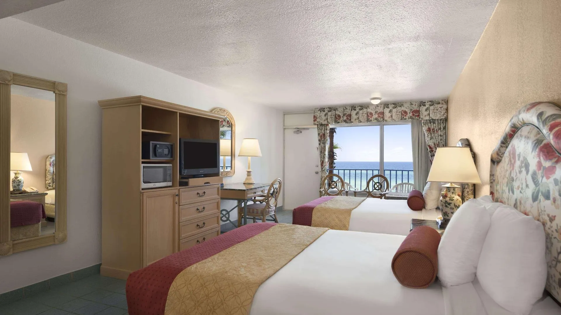 Days Inn By Wyndham Panama City Beach/Ocean Front 3*,