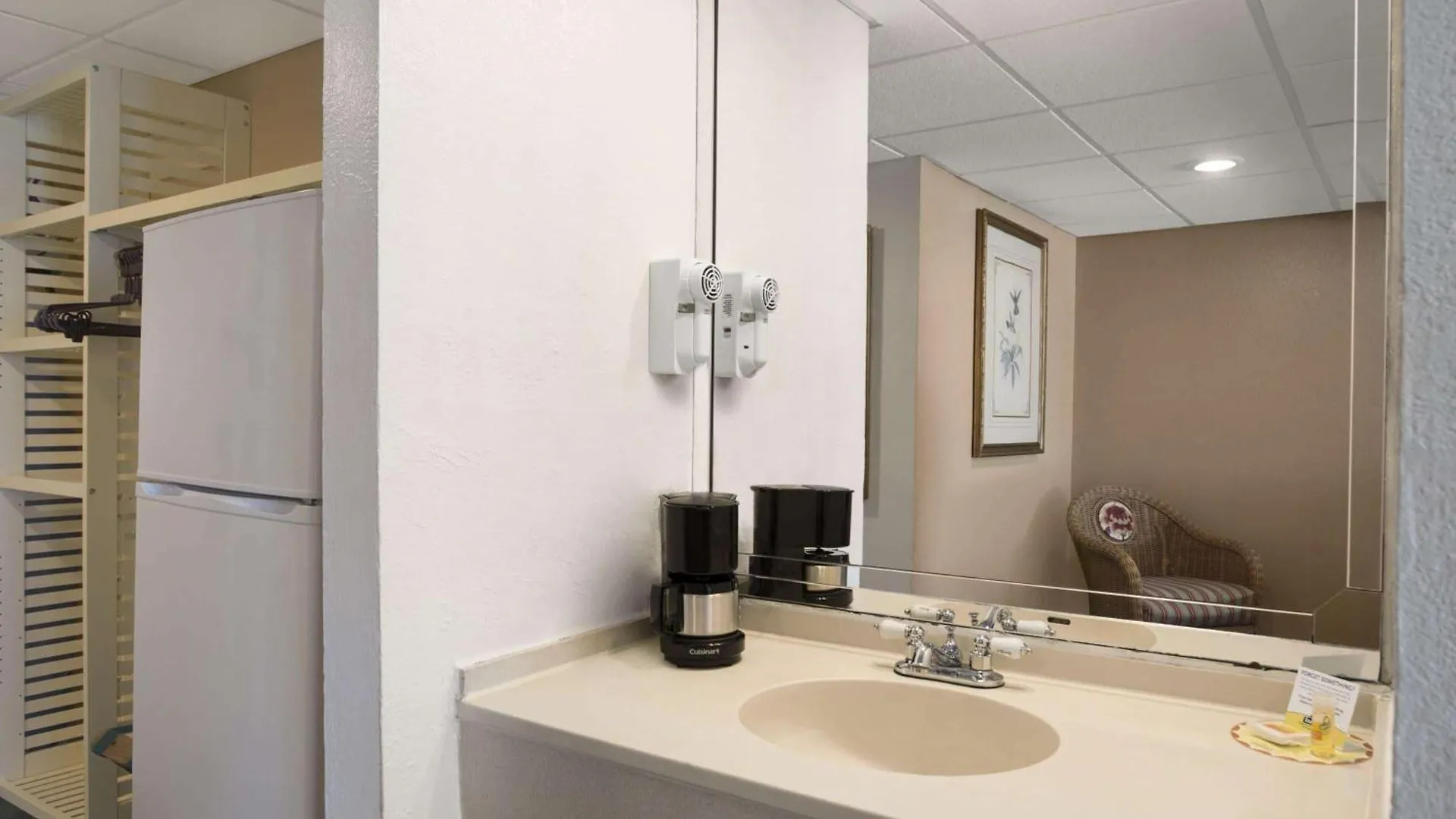 Days Inn By Wyndham Panama City Beach/Ocean Front Motel