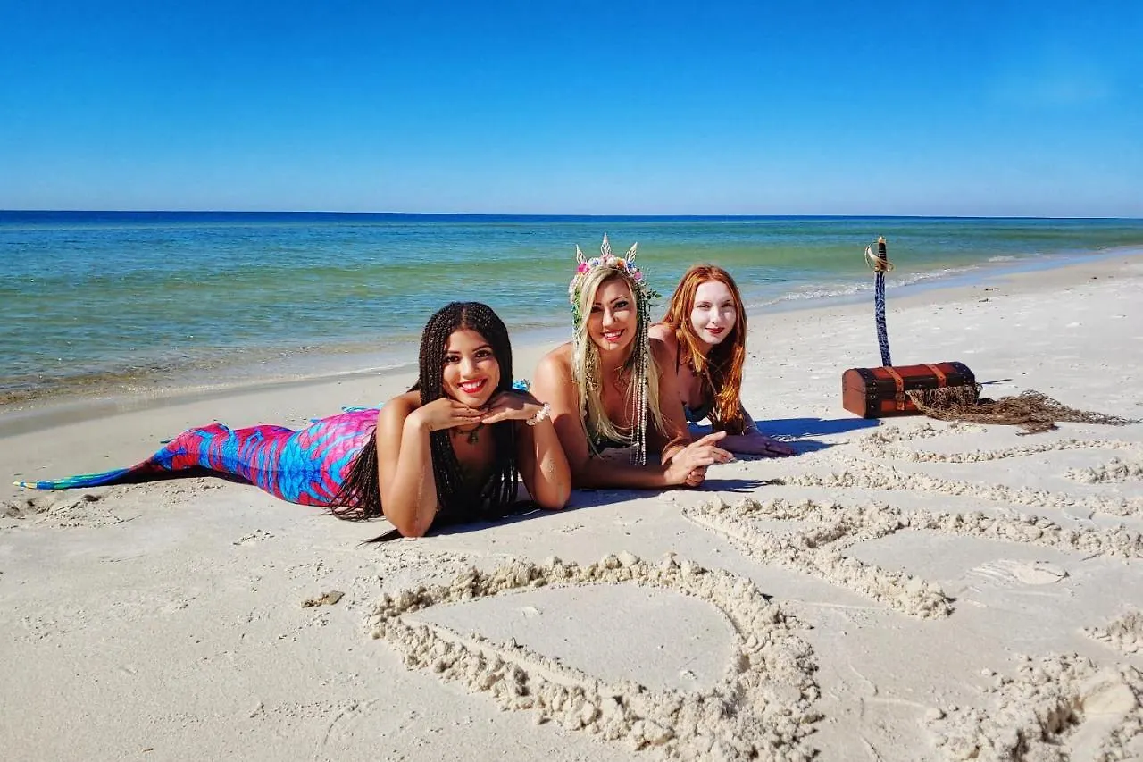 Days Inn By Wyndham Panama City Beach/Ocean Front Мотель