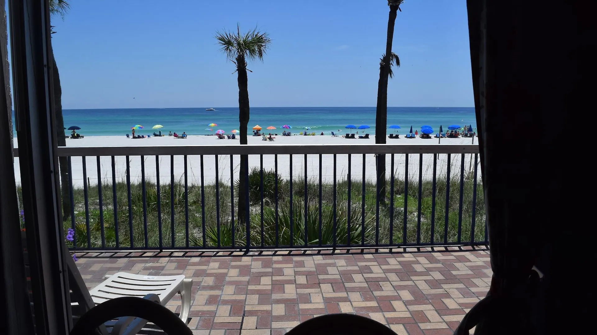 Days Inn By Wyndham Panama City Beach/Ocean Front Мотель