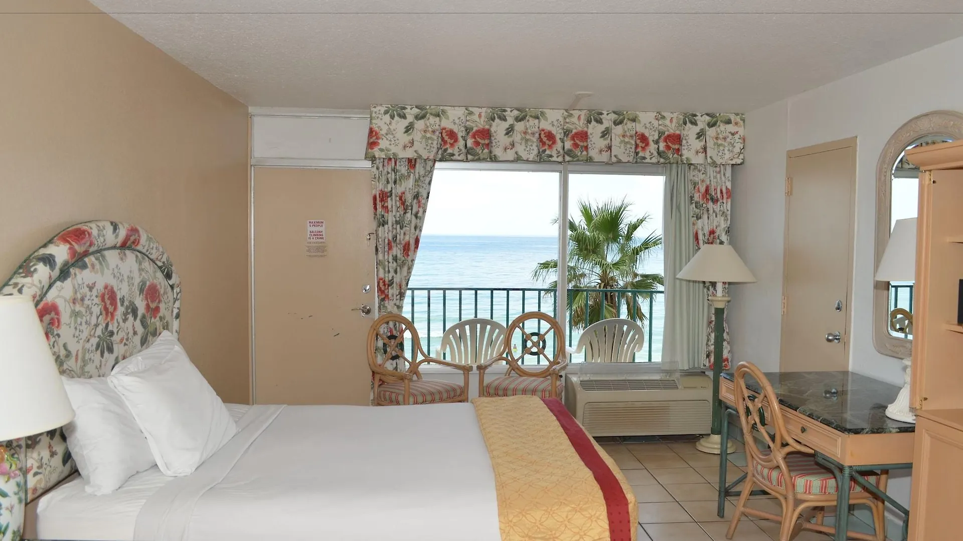 Days Inn By Wyndham Panama City Beach/Ocean Front Мотель