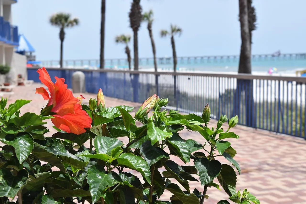 Days Inn By Wyndham Panama City Beach/Ocean Front Мотель