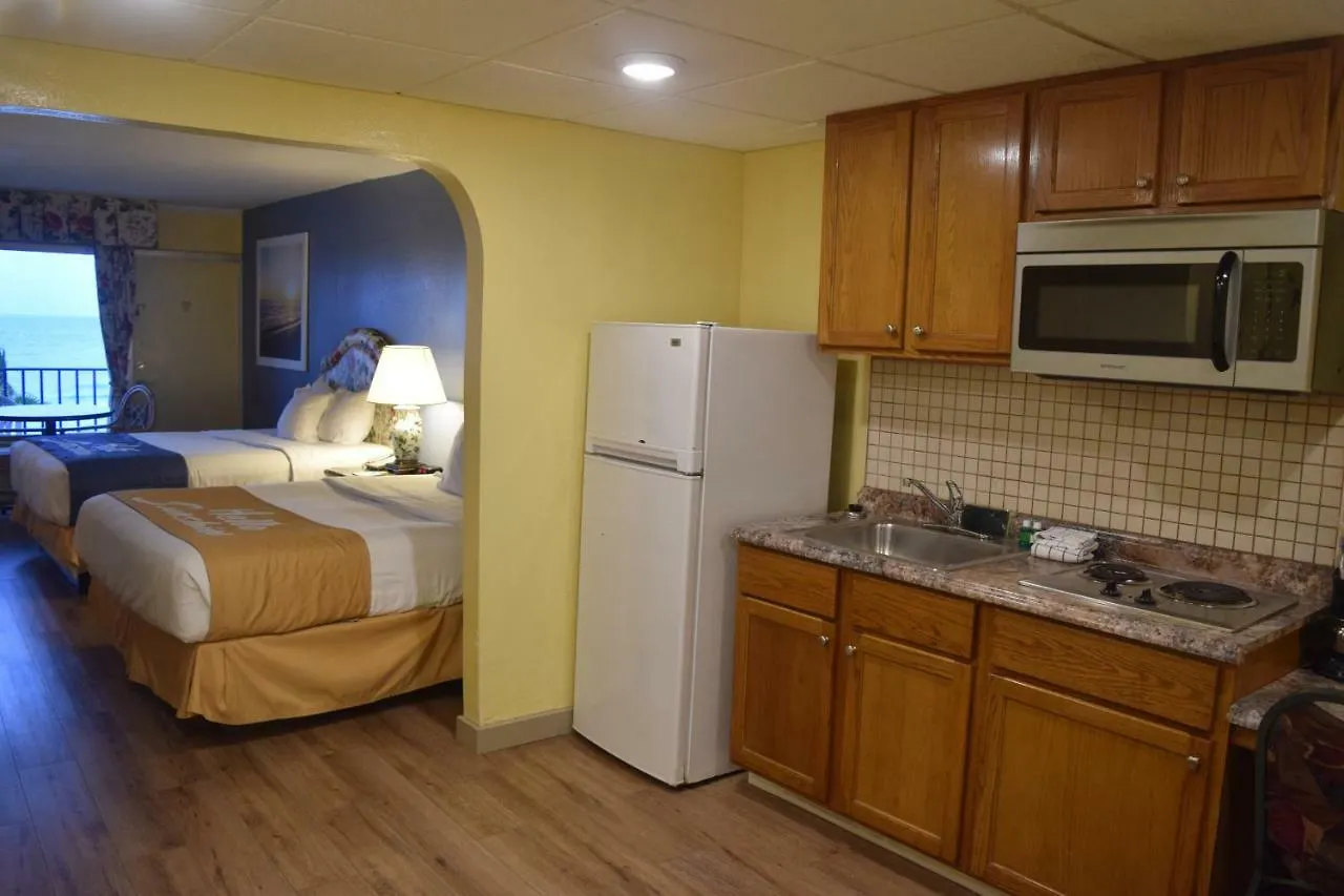 Days Inn By Wyndham Panama City Beach/Ocean Front Мотель